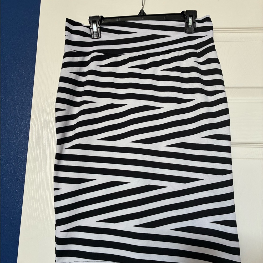 Black and White Striped Women's Skirt - Size Large / Very Stylish